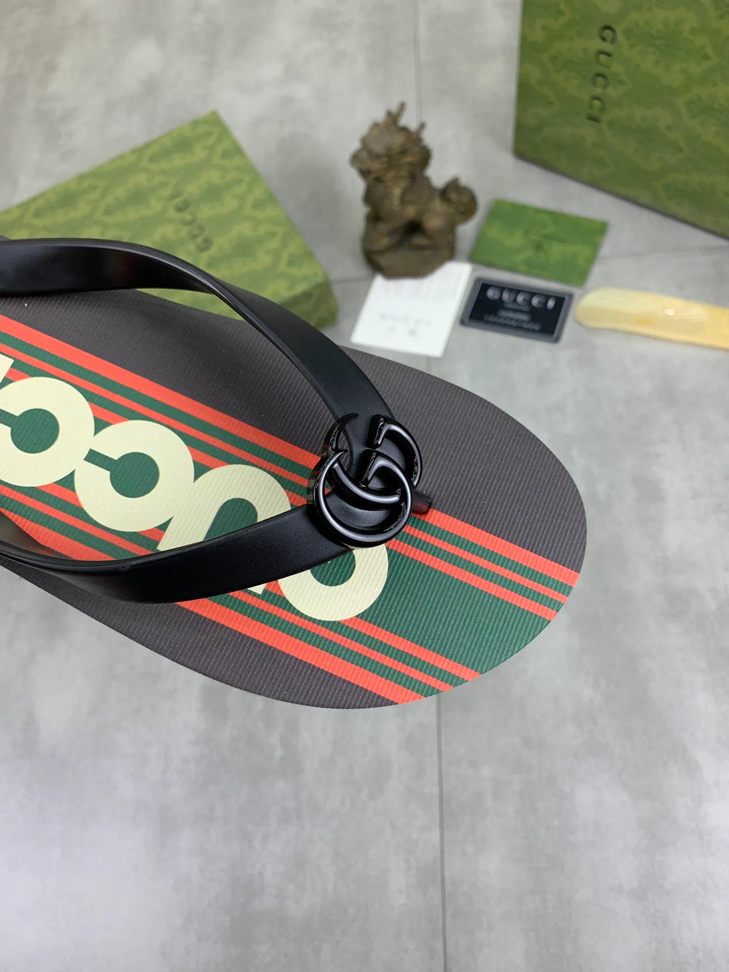 Men's men's shoes 💰P220💰【New style】🆘【GUCCI】Official website's popular Gucci adult couple 🧑‍🤝‍🧑 style, children's flip-flops are on sale at the counter simultaneously! Original fabric imported from Italy. Original bottom provided by the original factory. Size: Adult 36-45. Children’s size: 30-37. Multiple colors available.